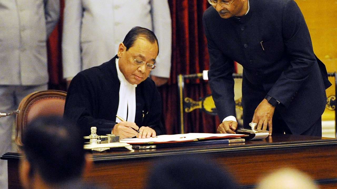چیف جسٹس رنجن گگوئی شکریہ ادا کرتے ہوئے عدالت سے رخصت
