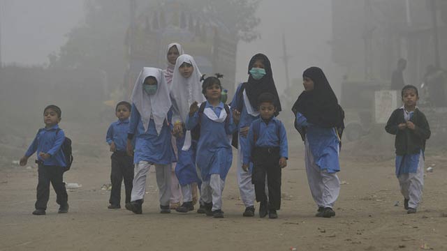 لاہور میں بھی چھائی دہلی جیسی دھند، لوگوں کا سانس لینا محال