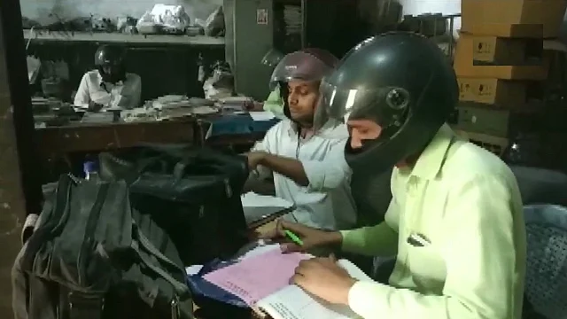 یہ ہے یوگی راج، باندہ واقع بجلی محکمہ میں ملازمین ہیلمٹ پہن کر کام کرنے کو مجبور