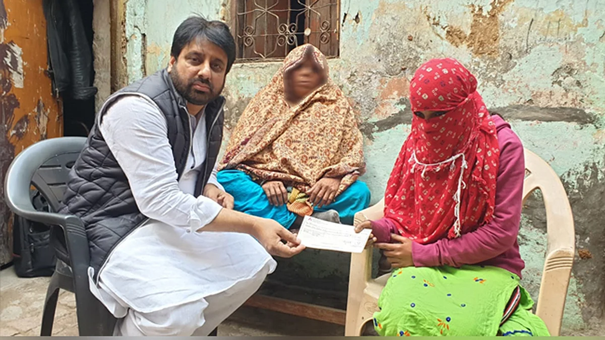 آبروریزی متاثرہ دلت نابالغ لڑکی کو امانت اللہ خاں نے دو لاکھ روپے سے مدد کی