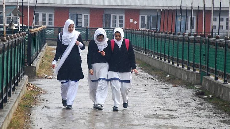 کشمیر 2019: تعلیمی سرگرمیاں نصف سال تک بھی جاری نہ رہ سکیں