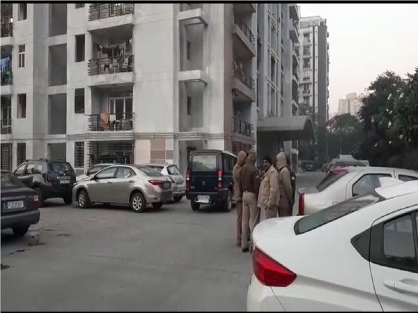 دو بچوں کے قتل کے بعد آٹھویں منزل سے دو بیویوں کے ساتھ کودا شخص