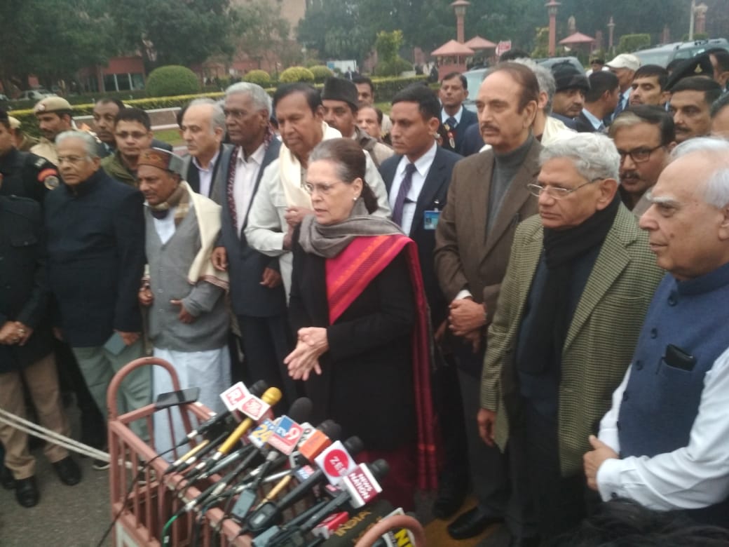 ’عوام کی آواز کو دبا رہی ہے مودی سرکار‘، اپوزیشن لیڈران کی صدر سے ملاقات کے بعد سونیا کا بیان
