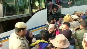 جامعہ فائرنگ: دہلی پولس ہیڈکوارٹر سے مظاہرین کو پولس نے زبردستی ہٹایا ، کچھ طلبا زخمی!