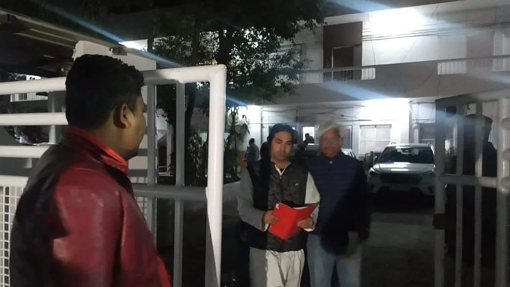 دہلی: سابق رکن اسمبلی آصف محمد خان جامعہ تشدد معاملے میں گرفتار، حامیوں کے تھانہ گھیرنے پر رہا