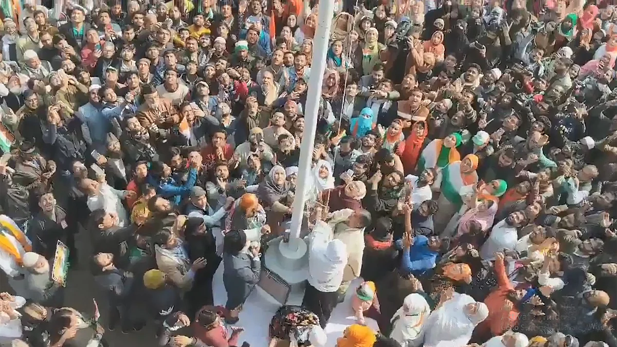 شاہین باغ میں جشنِ جمہویہ: خاتون مظاہرین نے کی پرچم کشائی، قومی ترانہ گایا