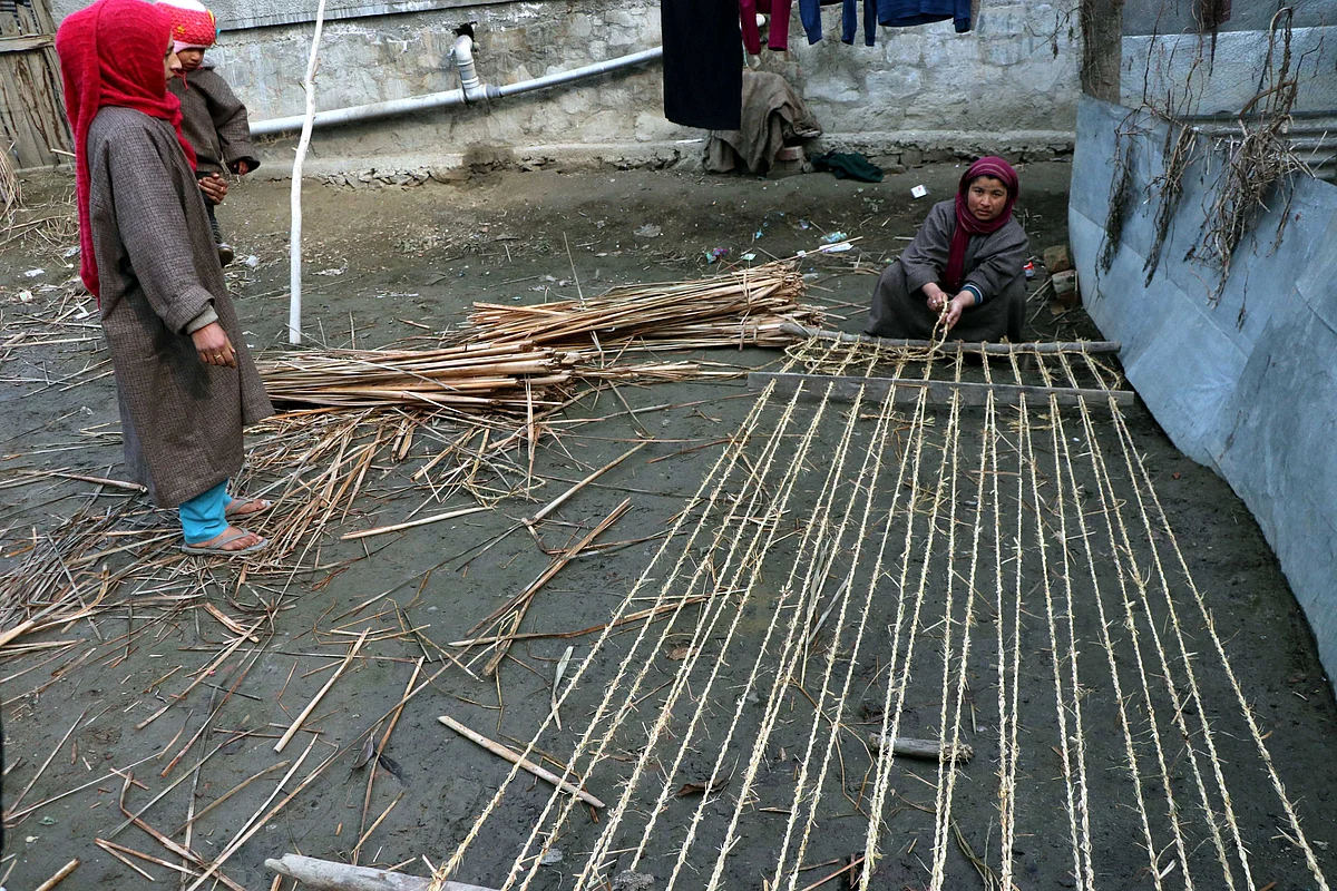 کشمیر: گھاس کی چٹائیاں بنا کر عیال کی کفالت کر رہی قوت گویائی سے محروم ’رخسانہ‘
