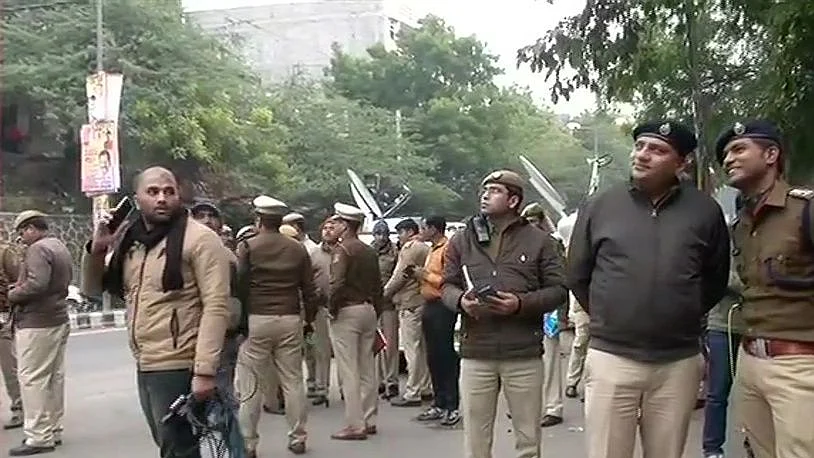 جے این یو تشددد: چہار جانب ہو رہی پولس کی تنقید، طلبا کی حمایت میں لگاتار آ رہے بیان، جانیں کس نے کیا کہا...