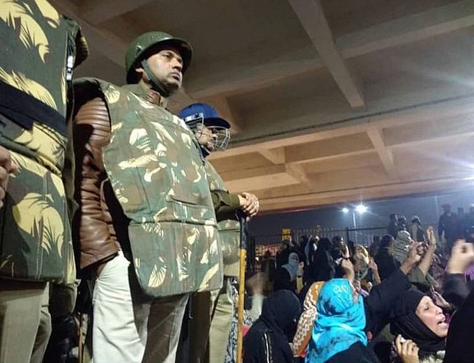 اہم خبریں: علی گڑھ میں خواتین مظاہرین کو ہٹانے پر ہوا ہنگامہ، پولیس لاٹھی چارج میں کئی زخمی