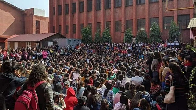 گارگی کالج چھیڑ چھاڑ معاملہ میں عدالت نے مرکز، سی بی آئی اور دہلی پولس کو بھیجا نوٹس