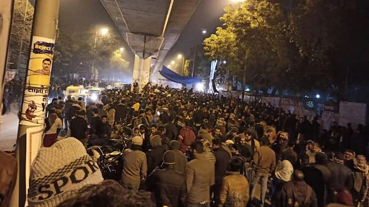 جامعہ میں دوبارہ گولی چلنے کے بعد مشتعل طلبہ کا رات بھر مظاہرہ