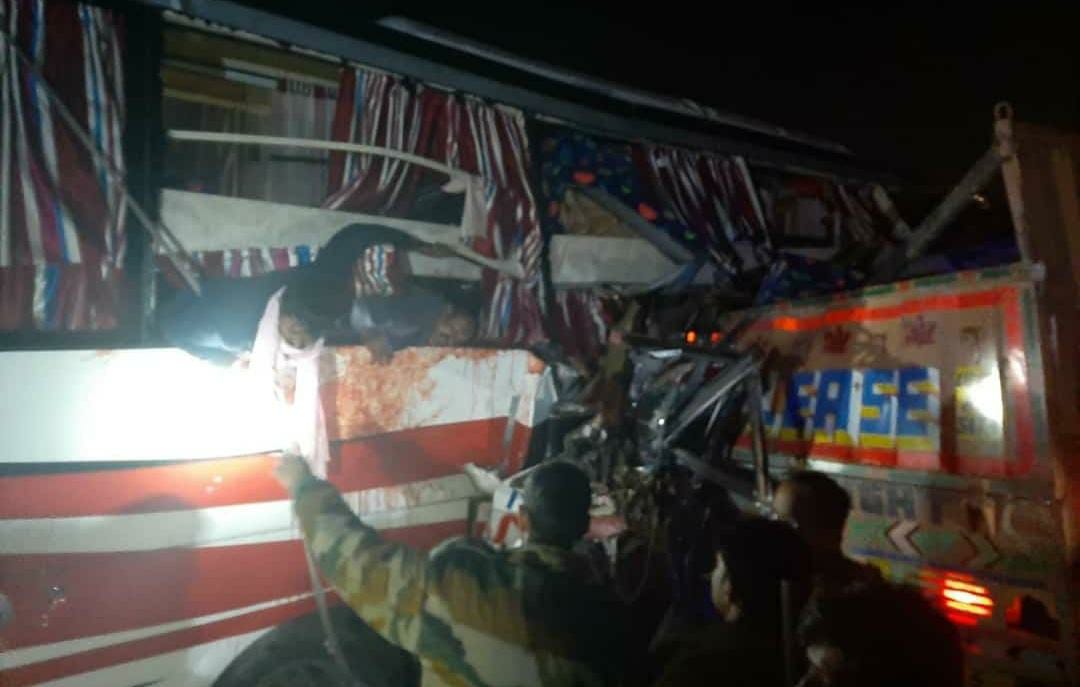 اتر پردیش: ڈبل ڈیکر بس اور ٹریلر کے درمیان زبردست ٹکر، 14 افراد ہلاک، درجنوں زخمی
