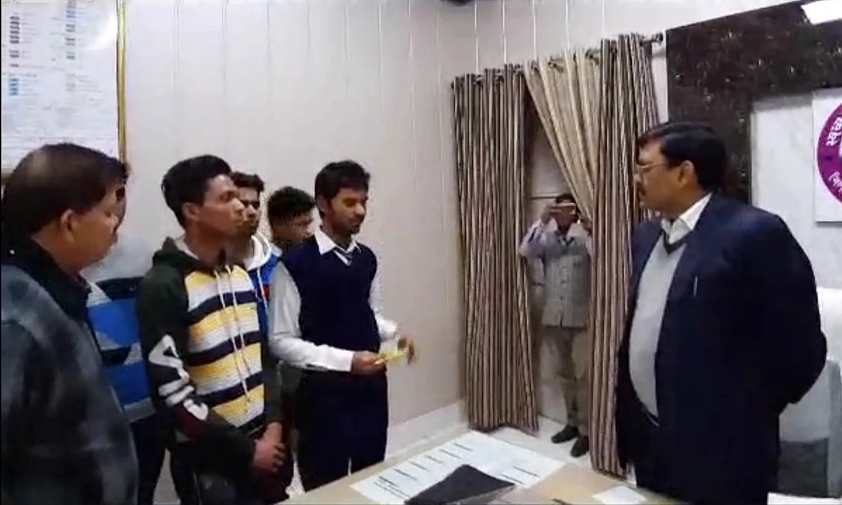 ضلع مجسٹریٹ رامپور انجنے کمار سے شکایت کرتے بچے