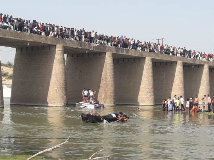 بس ندی میں گرنے سے 24 لوگوں کی موت، پانچ زخمی