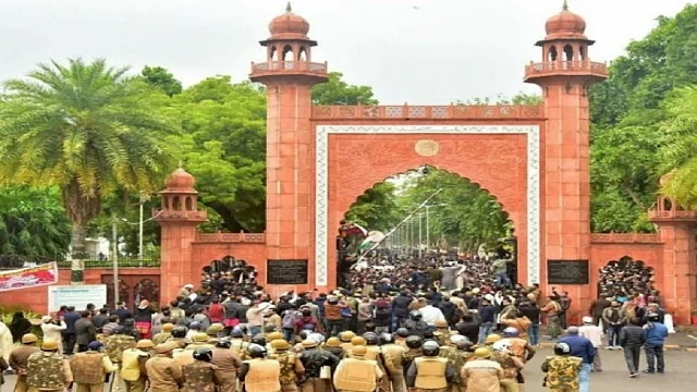 شہریت قانون کے خلاف مظاہروں کے درمیان اے ایم یو پراکٹر نے دیا استعفیٰ