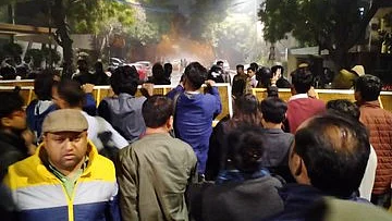 دہلی تشدد: نصف شب کو جے این یو-جامعہ طلبا نے کیجریوال کے گھر کا کیا گھیراؤ