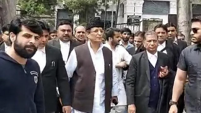 اعظم خان کی اہل خانہ سمیت خود سپردگی، عدالتی تحویل میں بھیجے گئے