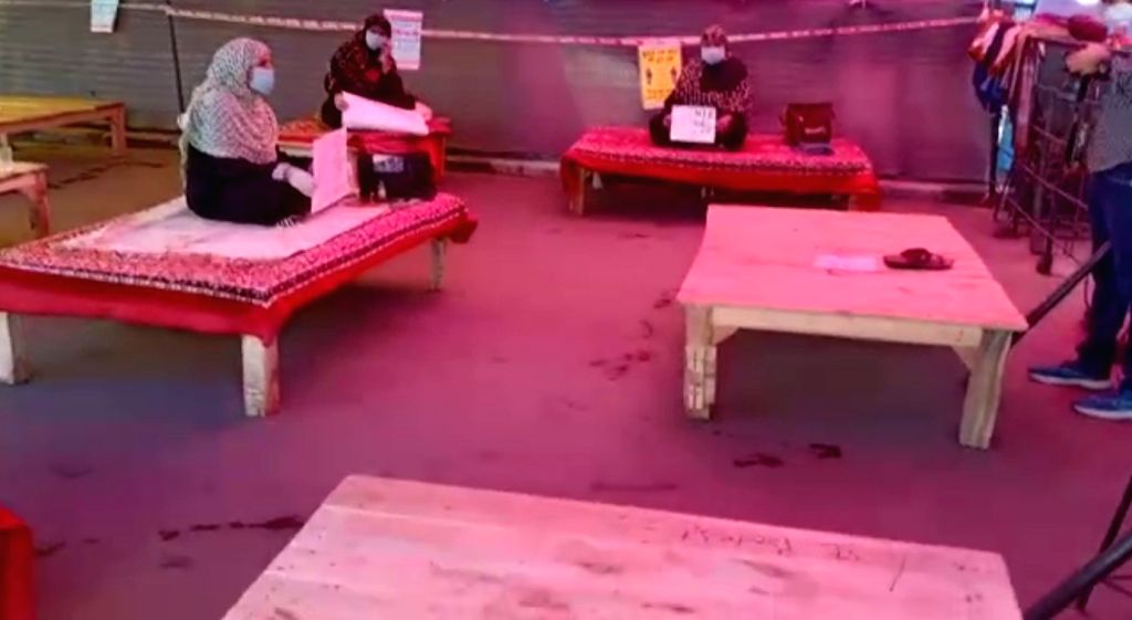 لاک ڈاؤن کے باوجود شاہین باغ تحریک جاری، الگ الگ تخت پر بیٹھی ہیں 5 خواتین