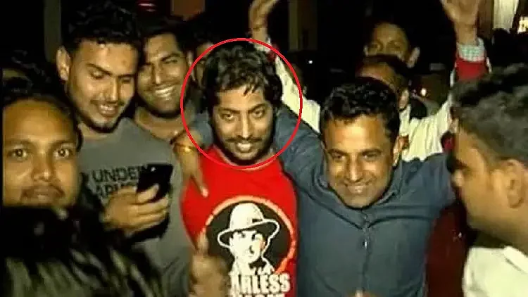 شاہین باغ میں گولی چلاکر دہشت پھیلانے والے کپل گوجر کا ڈھول بجا کر استقبال