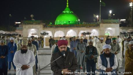 رمضان المبارک: پاکستان میں بیشتر مساجد نے لاک ڈاؤن کو کیا نظر انداز