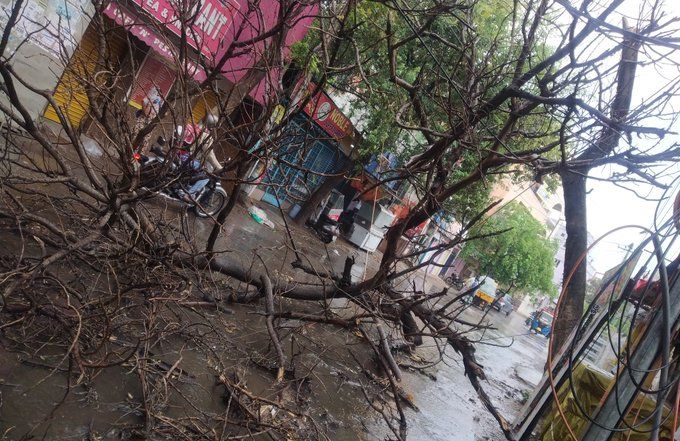 تلنگانہ: حیدرآباد و دیگر اضلاع میں تیز آندھی کے ساتھ بارش، سڑکوں پر بھرا پانی