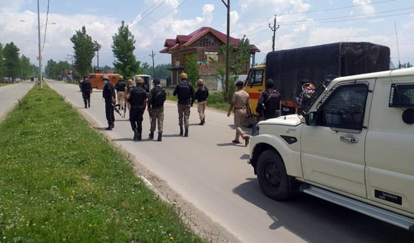 کشمیر: فورسز کی فائرنگ میں جواں سال شہری کی ہلاکت کے بعد کشیدگی، موبائل انٹرنیٹ بند