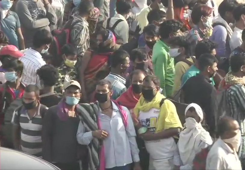 دہلی-یوپی سرحد پر مہاجر مزدوروں کا ہجوم، سی ایم یوگی کے حکم پر نہیں مل رہا داخلہ