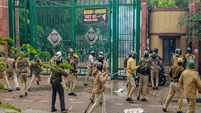 جامعہ کے گیٹ سے داخل ہوتے پولیس اہلکار / فائل تصویر