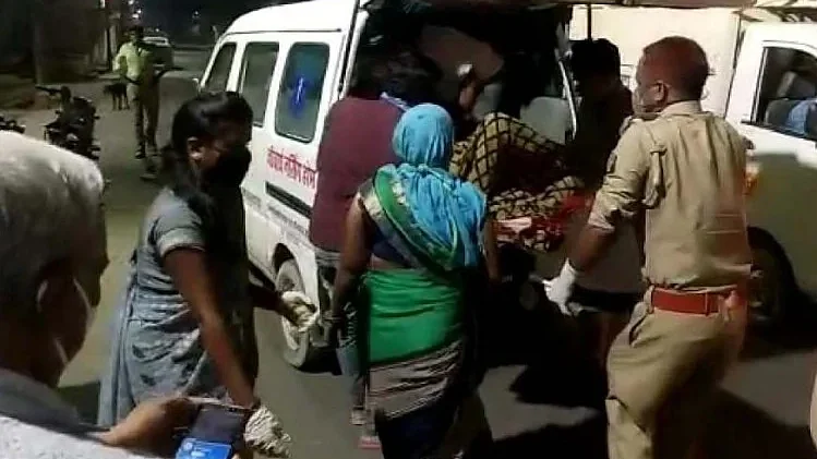 یوپی: روپے نہ دینے پر زچہ کے علاج سے انکار، بچہ کی موت، ڈاکٹر کے خلاف مقدمہ