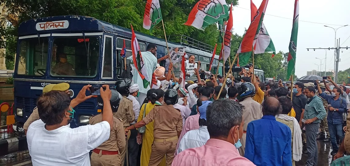 لکھنؤ: تیل قیمتوں کے خلاف یوپی کانگریس سراپا احتجاج، حراست میں لئے گئے للو و دیگر کارکنان
