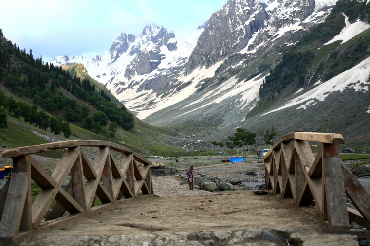 ایل پی جی اسٹاک کر نے اور اسکول بلڈنگ خالی کرنے کے احکام سے کشمیری عوام میں دہشت