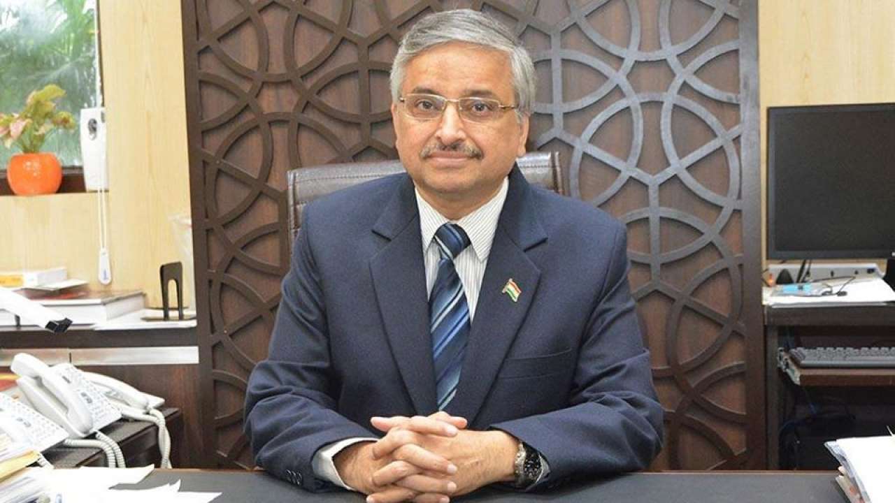 کم از کم ایک سال تک سوشل ڈسٹنسنگ اور ماسک پہننے کی ضرورت: ایمس ڈائریکٹر