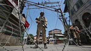 بڈگام میں ملی ٹنٹوں کی ایک کمین گاہ تباہ، 6 اعانت کار گرفتار