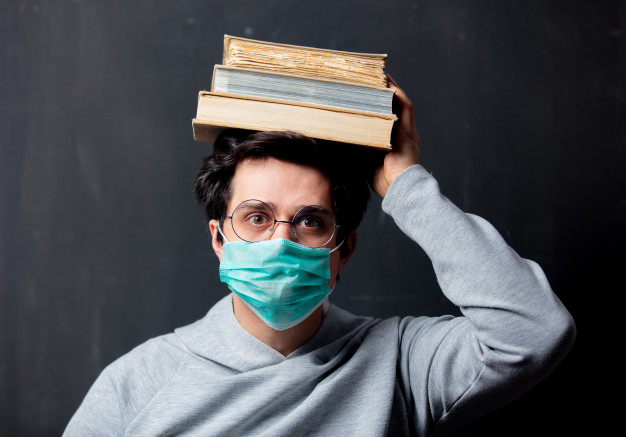 دلچسپ! کتابوں کے ساتھ ماسک مفت، اور کورونا سنٹر پر کتاب مفت