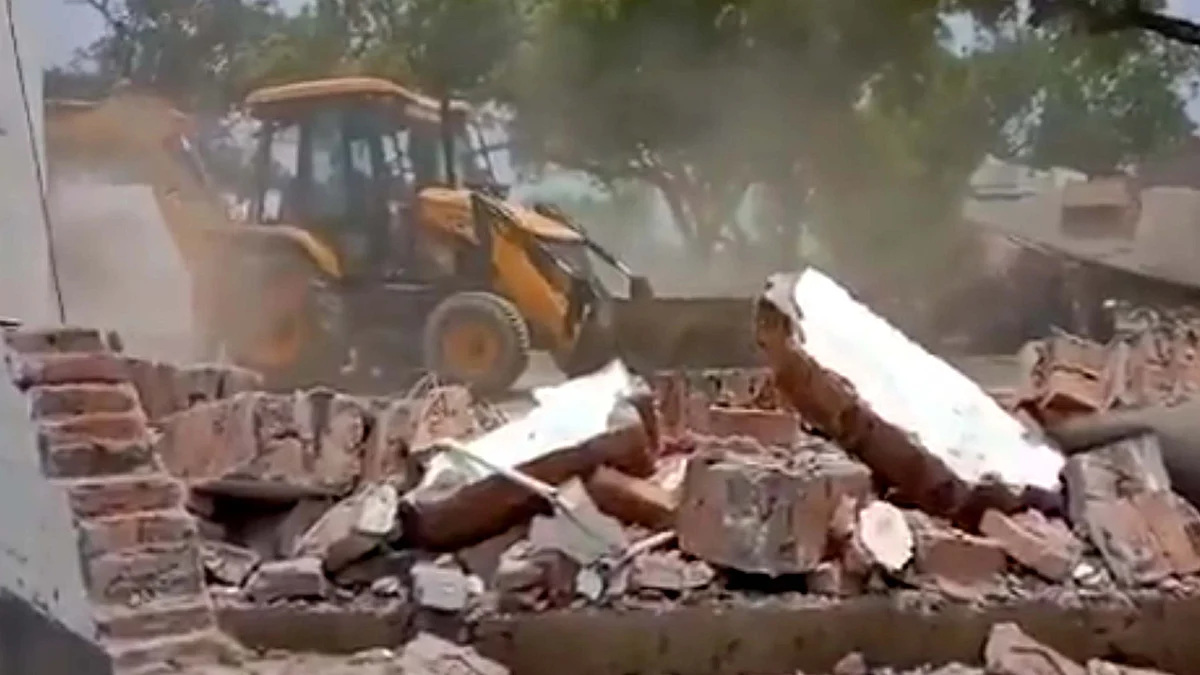 بدنام زمانہ وکاس دوبے کے خلاف یوپی حکومت کی کارروائی، بنگلے پر چلایا گیا بلڈوزر