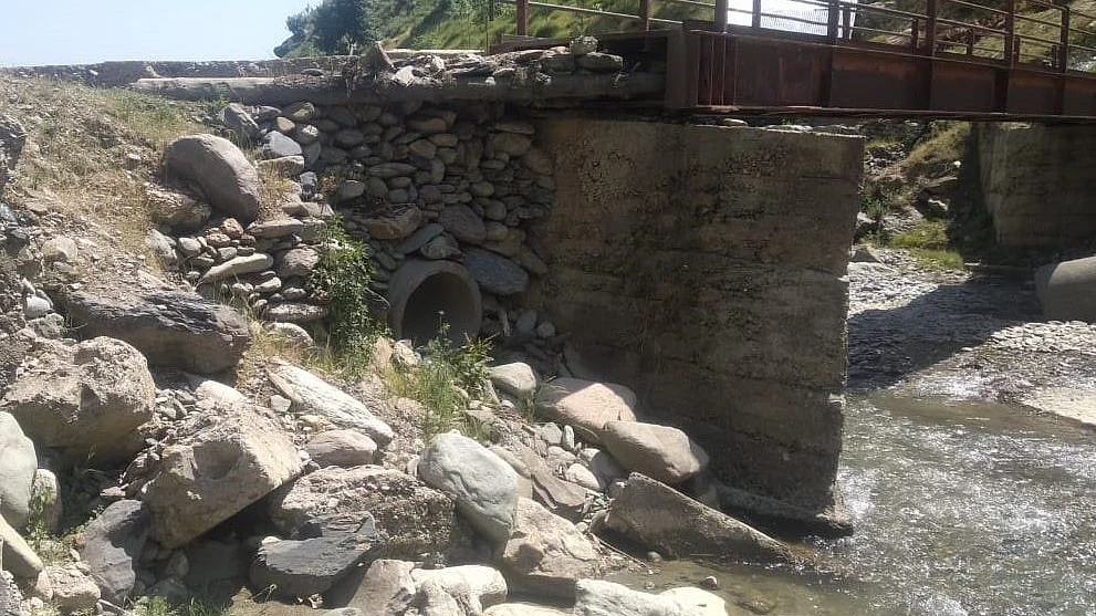 کشمیر: کپوارہ کے پشواری میں رضاکارانہ طور پر تعمیر کیا جانے والا پل سیلابی ریلے کی نذر، لوگ پریشان