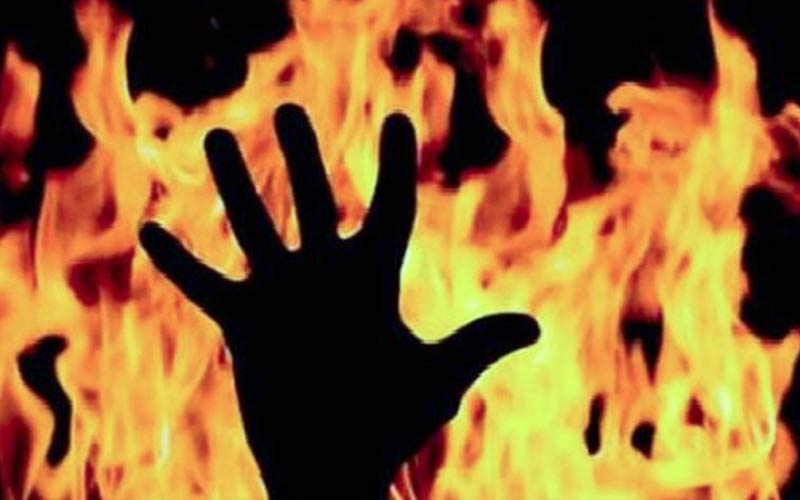 یو پی: لوک بھون کے سامنے خود کو جلانے والی خاتون ہلاک، بیٹی کا علاج جاری