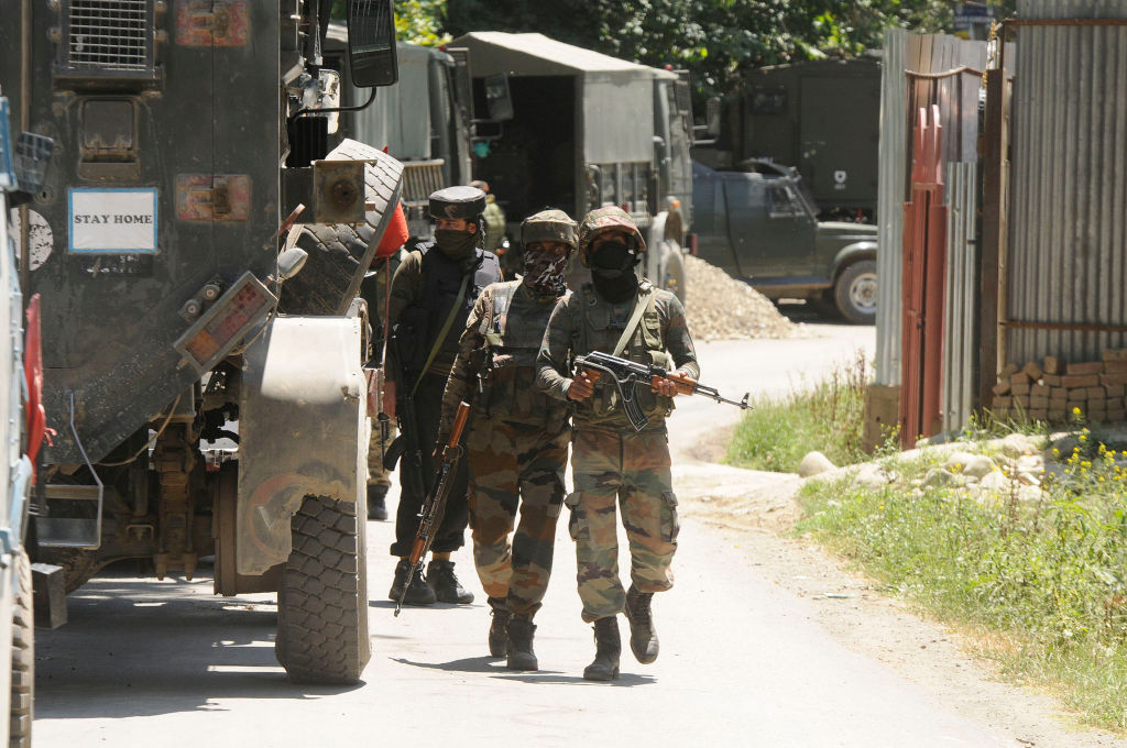 کشمیر: کولگام تصادم میں 3 جنگجو ہلاک، 2 فوجی اہلکار زخمی