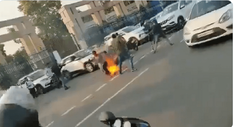 یوگی کے دفتر کے باہر دبنگوں سے عاجز ماں-بیٹی نے خود کو لگائی آگ