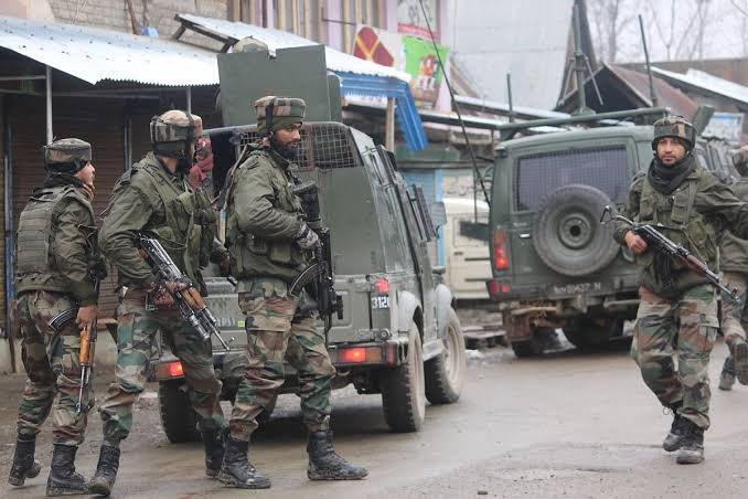 وادی کشمیر: پلوامہ میں تصادم، 3 جنگجو اور ایک فوجی اہلکار ہلاک