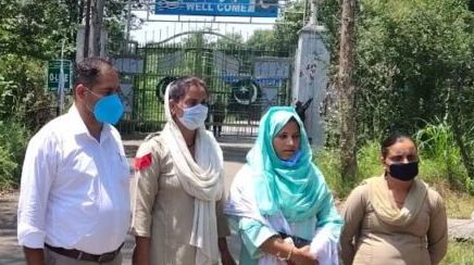 بارہمولہ کی خاتون شاہینہ 14 ماہ بعد مقبوضہ کشمیر سے گھر لوٹیں