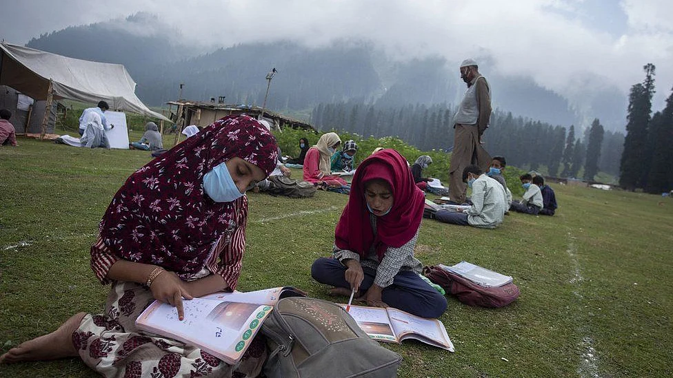 کشمیر میں اوپن ایئر کلاسز: بستیوں سے دور کھلے میدانوں میں جاری درس و تدریس