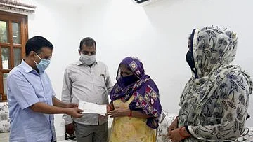 شہید فائرمین کے اہل خانہ کو وزیر اعلیٰ کیجریوال نے پیش کیا ایک کروڑ روپے کا چیک