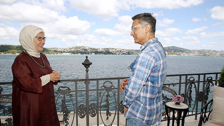 ترکی کی خاتونِ اول سے ملاقات کرتے ہوئے عامر خان / @EmineErdogan