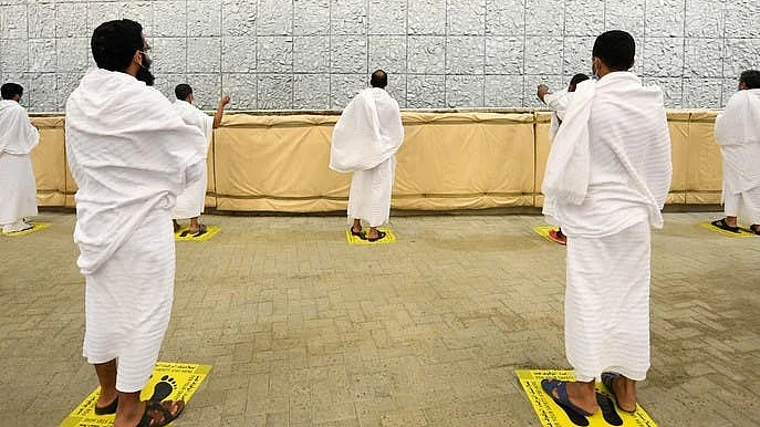 طواف افاضہ کے بعد حجاج آج دوسرے دن شیاطین کو کنکریاں مار رہے ہیں