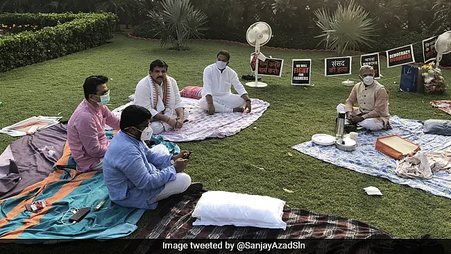 احتجاجی ارکان پارلیمنٹ کو چائے پیش کرنے پر پی ایم مودی نے کی ہری ونش اور بہار کی ستائش