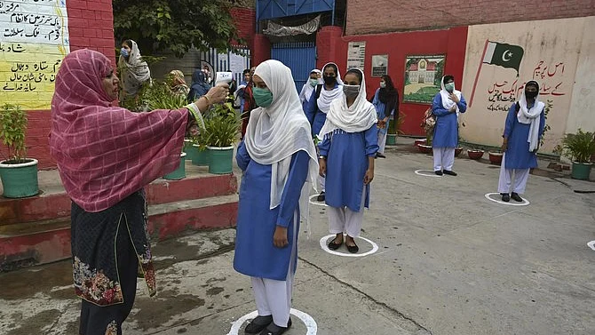 پاکستان میں چھ مہینے بعد تعلیمی ادارے کھل گئے