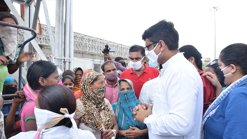 کانگریس چلا رہی ریلوے پٹری کے نزدیک بسے لوگوں کو اجاڑنے سے پہلے انھیں بسانے کی تحریک