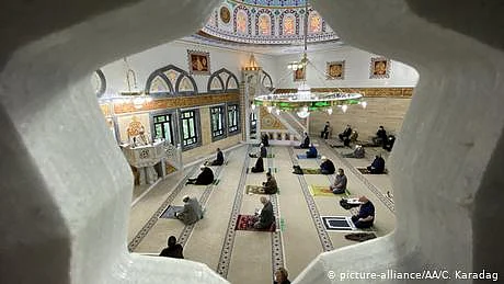 کورونا وائرس: فی الحال باجماعت نماز سے گریز یا احتیاط لازم