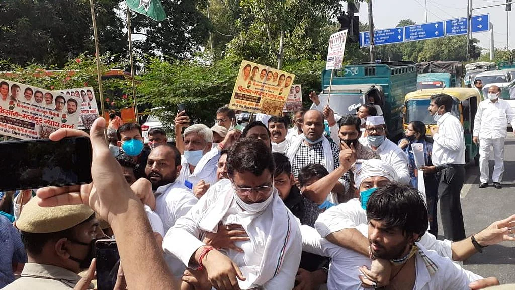 "مودی حکومت کے اشارے پر دہلی پولس نے کانگریس لیڈران و کارکنان کو گرفتار کیا"